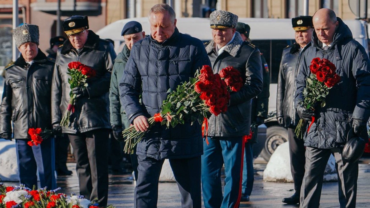 В Петербурге почтили память пожарных, погибших при тушении гостиницы «Ленинград»
