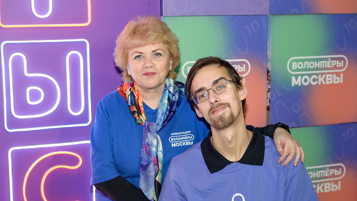Амбассадоры сообщества «Волонтеры Москвы» Любовь Ефремова и Николай Кузнецов в ресурсном центре «Мосволонтер», объединяющем тысячи неравнодушных горожан, готовых бескорыстно помогать другим