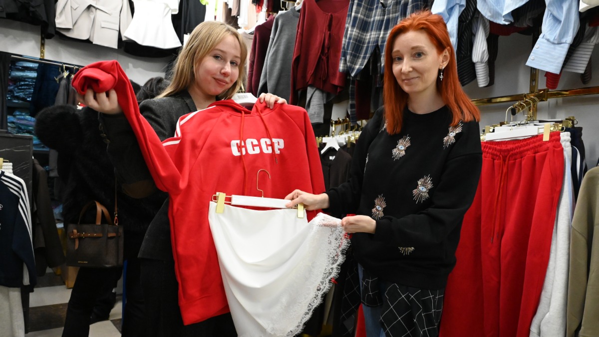 Корреспондент «Вечерней Москвы» Агафия Белякова и стилист Ксения Кожемяк подбирают образ