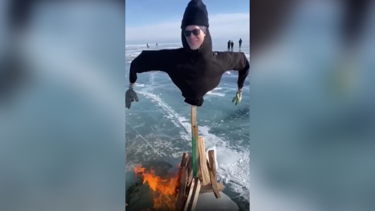 В Иркутской области сожгли чучело, похожее на российского певца Ярослава Дронова