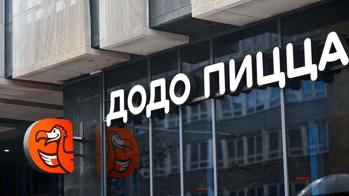 Управляющая «Додо Пиццы» уволилась после скандала с дворнягой Додобоней