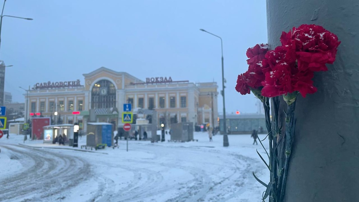 Цветы несут к месту гибели сотрудника ДПС у Савеловского вокзала