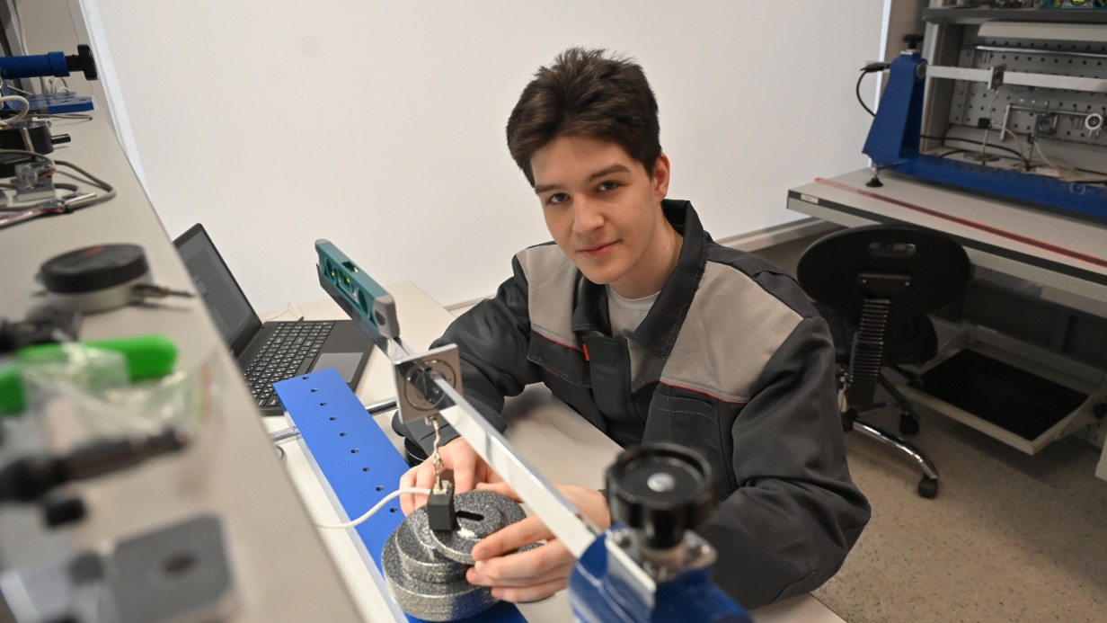 Студент 3-го курса колледжа архитектуры и градостроительства Александр Вепренцев в лаборатории работает на оборудовании, которое имитирует башенный кран