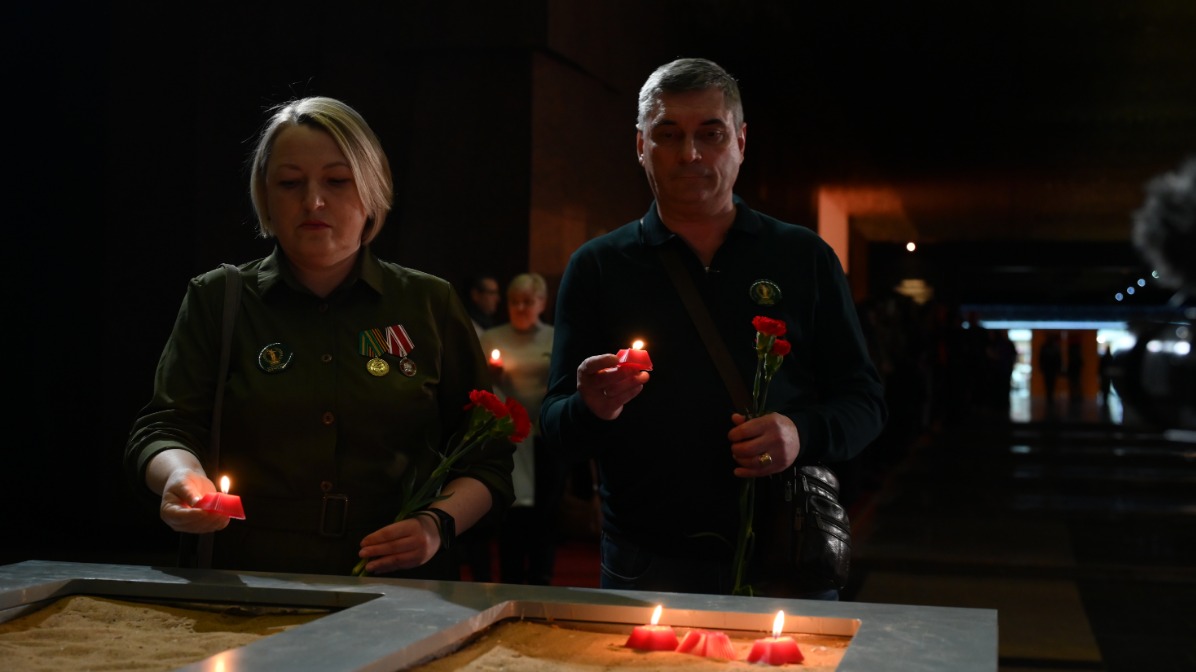 Родители погибшего участника СВО — Наталья и Игорь Кульневы ставят свечи в память о сыне и других бойцах в Зале Памяти и Скорби Музея Победы на Поклонной горе