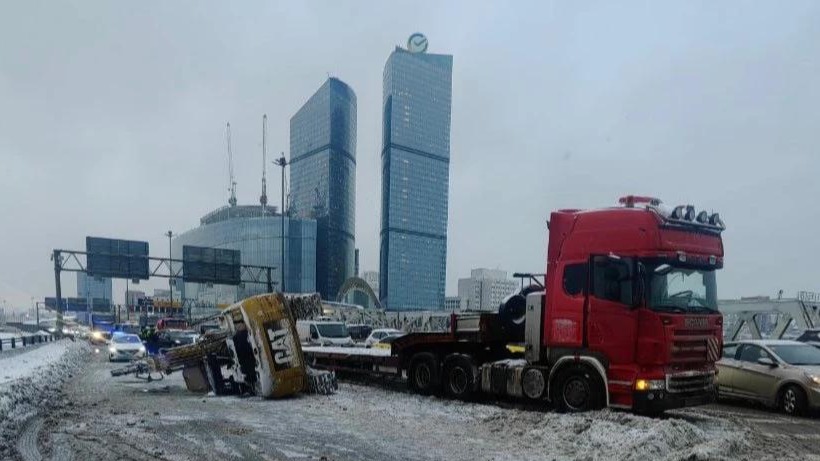 Один человек пострадал при опрокидывании экскаватора в Москве