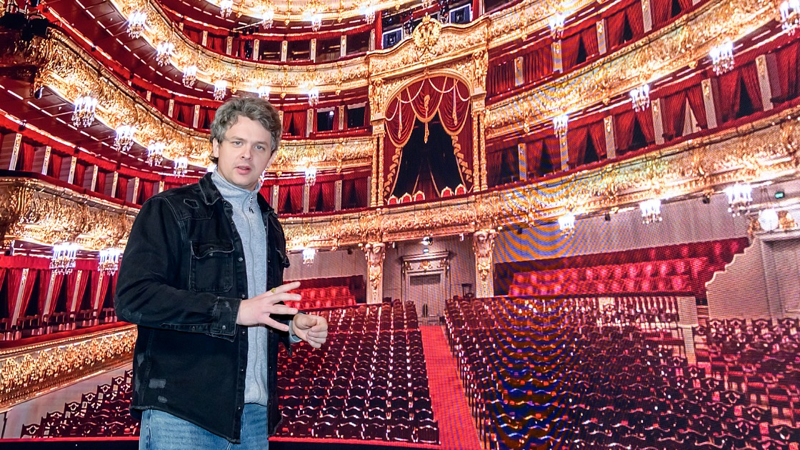 Руководитель «Виртуальной студии Горького 55.8» Алексей Евдокимов у нового цифрового экрана