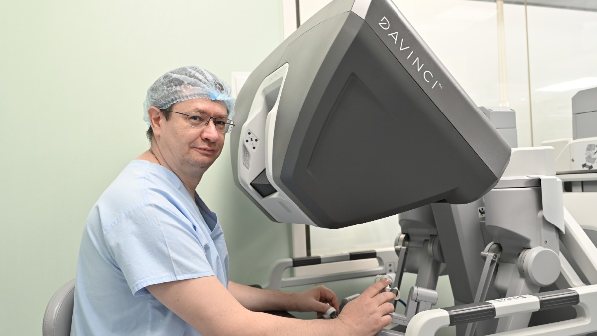 Заместитель главного врача по онкологии ММНКЦ имени С. П. Боткина Сергей Лебедев у робота-ассистента Da Vinci