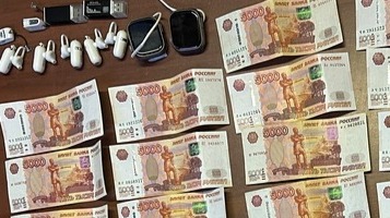 Мужчина хотел пронести в СИЗО в Подмосковье смарт-часы и 200 тысяч рублей