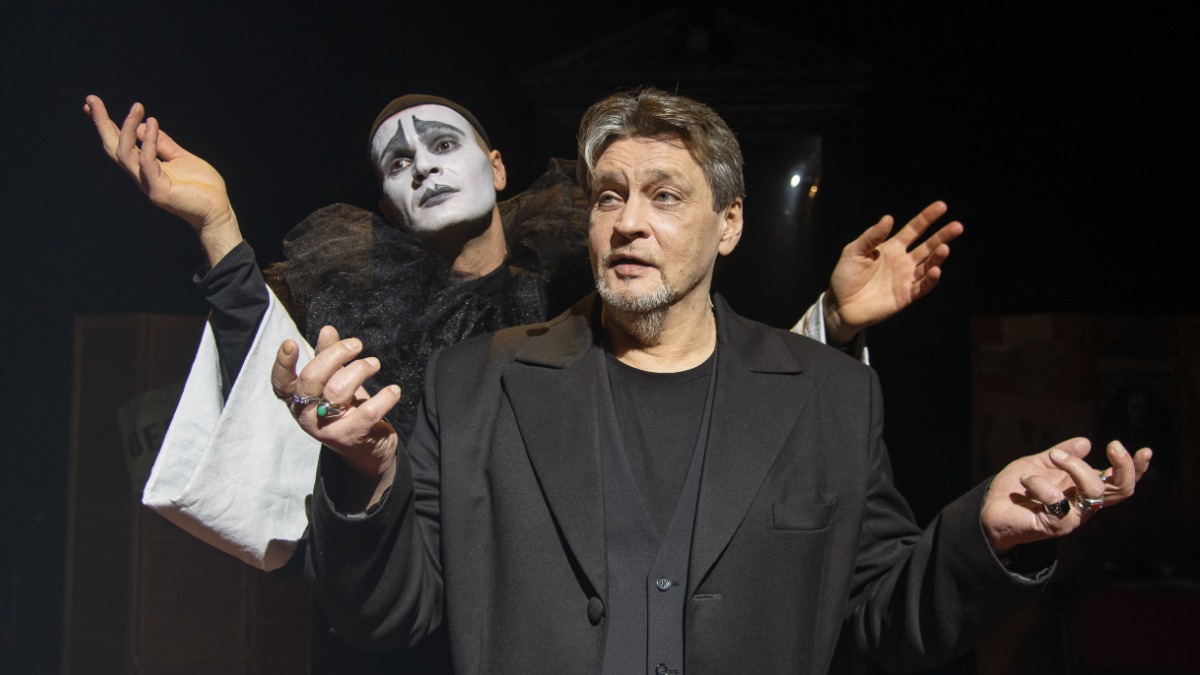 Народный артист России Александр Домогаров и артист пластического жанра Андрей Кислицин в музыкально-драматическом спектакле «Вертинский»