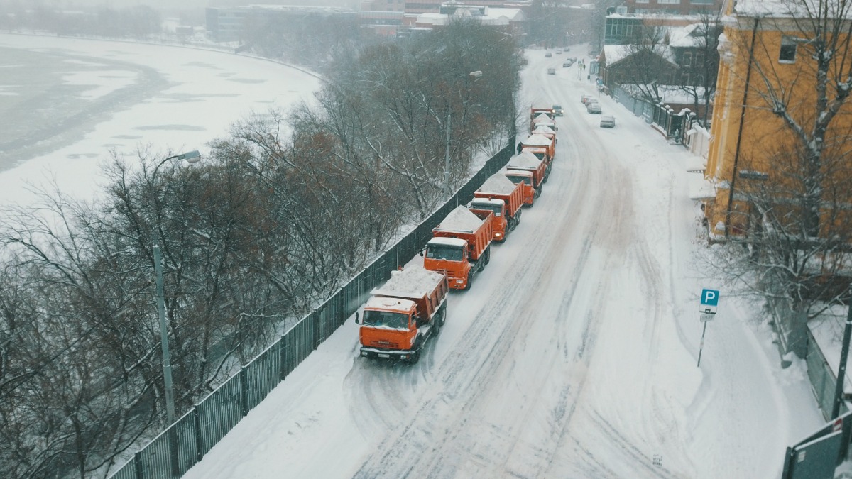 Сотни грузовиков доставляют убранный с улиц снег в снегоплавильные пункты круглосуточно