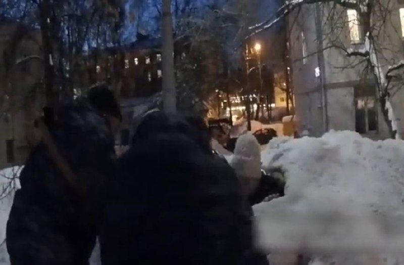 Росгвардейцы помогли девочке, провалившейся в сугроб в Москве