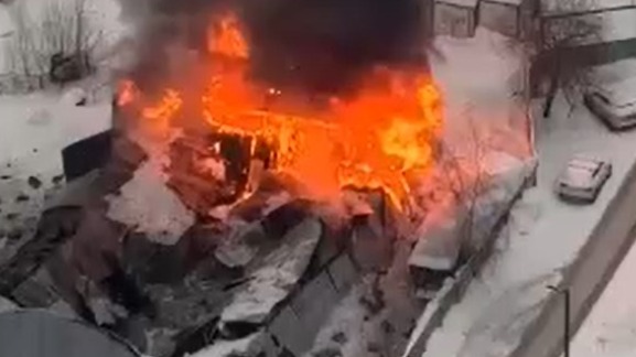 Ангар загорелся на северо-западе Москвы, произошло обрушение