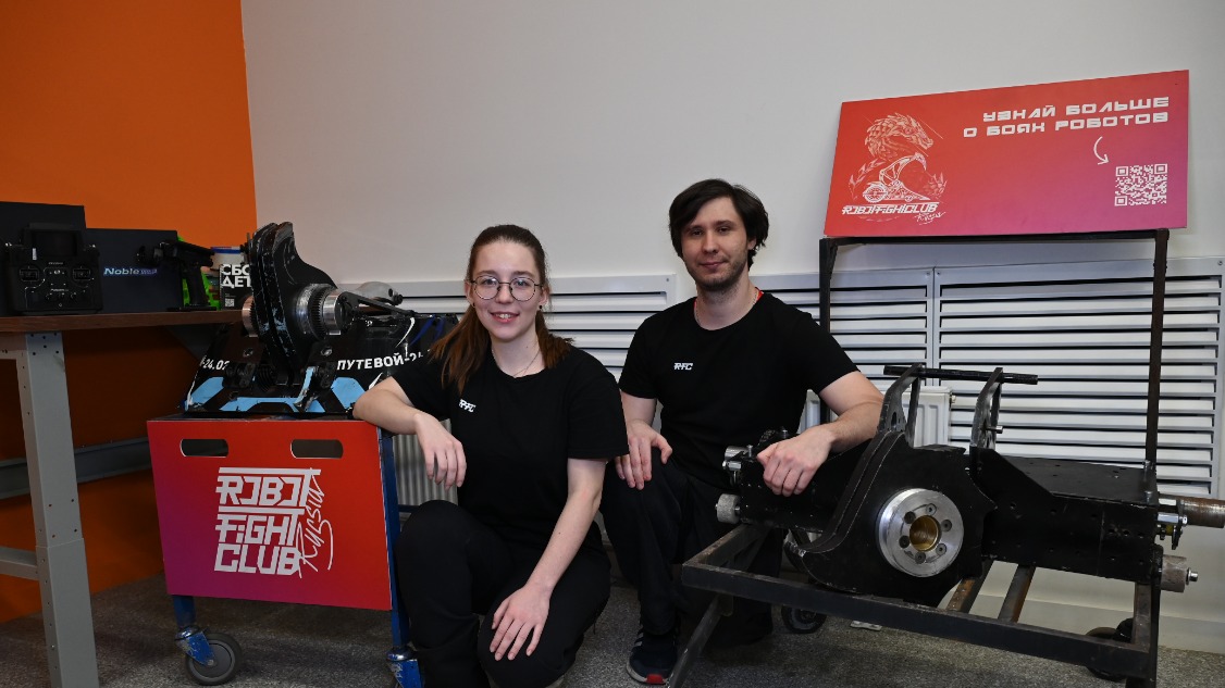Юный инженер Майя Мухина и капитан команды Team72th Ярослав Фирсов показывают своих роботов «Путевой-24» и «138»