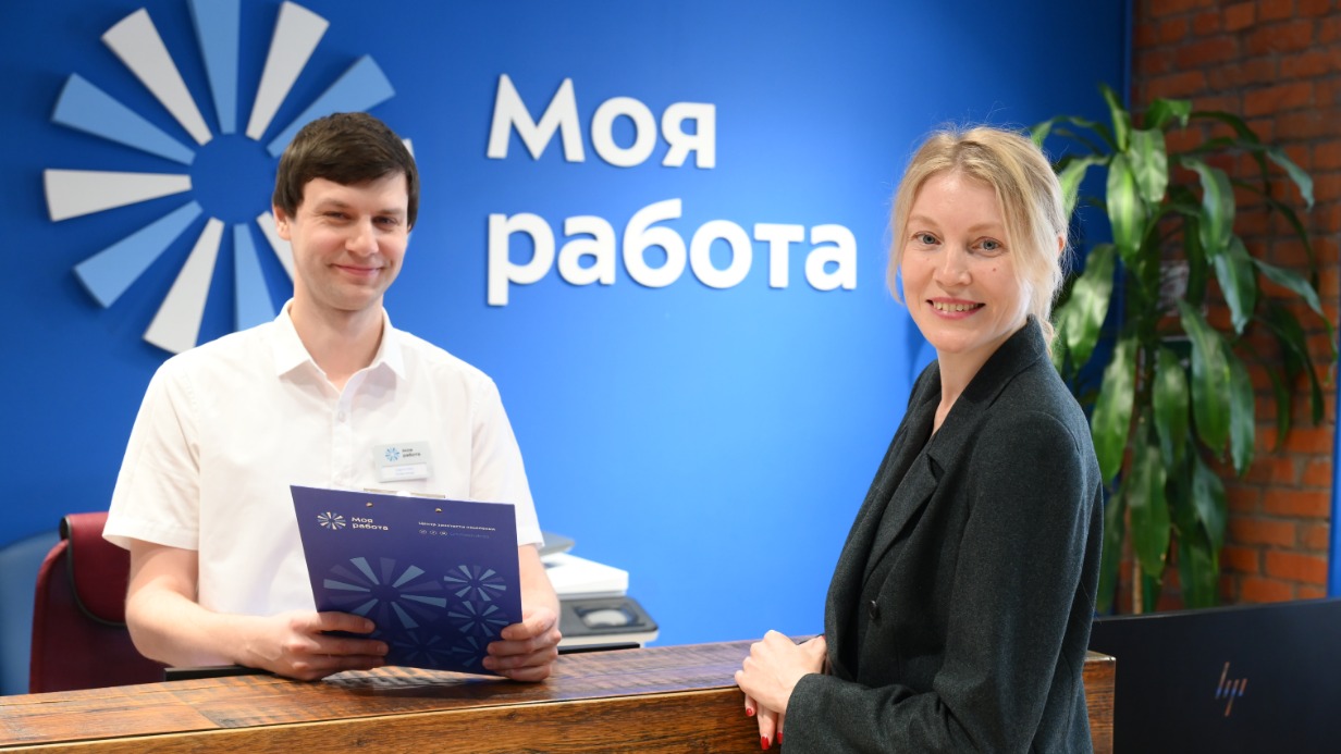 Основательница бренда одежды и ателье Оксана Овчинникова общается с сотрудником флагманского центра «Моя работа» на Шаболовке Александром Бархоткиным. Благодаря центру москвичка смогла осуществить свою давнюю мечту и открыть ателье по пошиву одежды