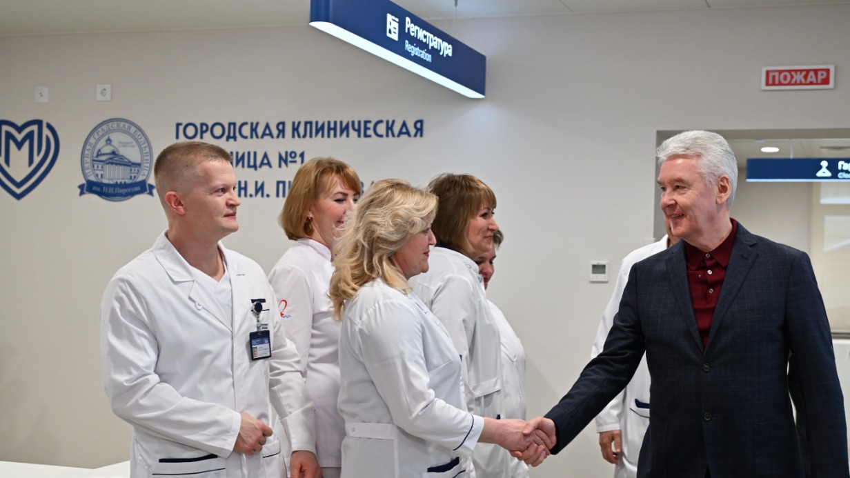 Мэр Москвы Сергей Собянин поздравил медицинский персонал Городской клинической больницы имени Пирогова с открытием лечебно-диагностического корпуса после комплексной реконструкции. Масштабные работы по модернизации корпуса заняли чуть более года