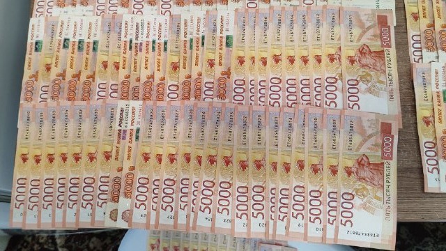 Карманник похитил у иркутянки деньги, которые та везла мошенникам