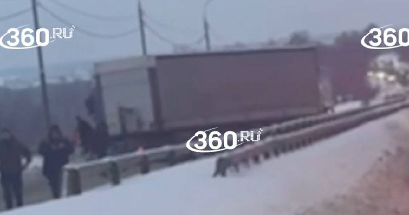 Грузовик перекрыл дорогу на Варшавском шоссе около моста через реку Мочу