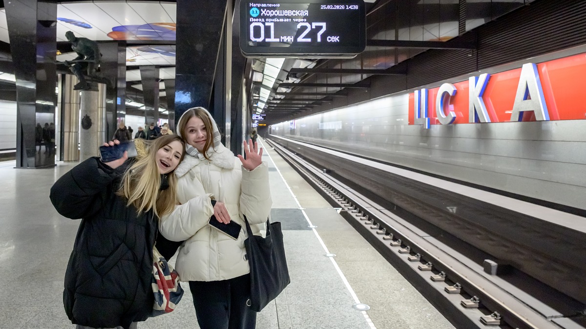 Пассажиры Ника Смирнова и Алина Задорожная на станции метро «ЦСКА»