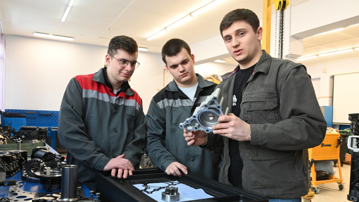 Учащиеся-слесари Тимур Родионов и Роман Омельченко с мастером производственного обучения Николаем Дончаком