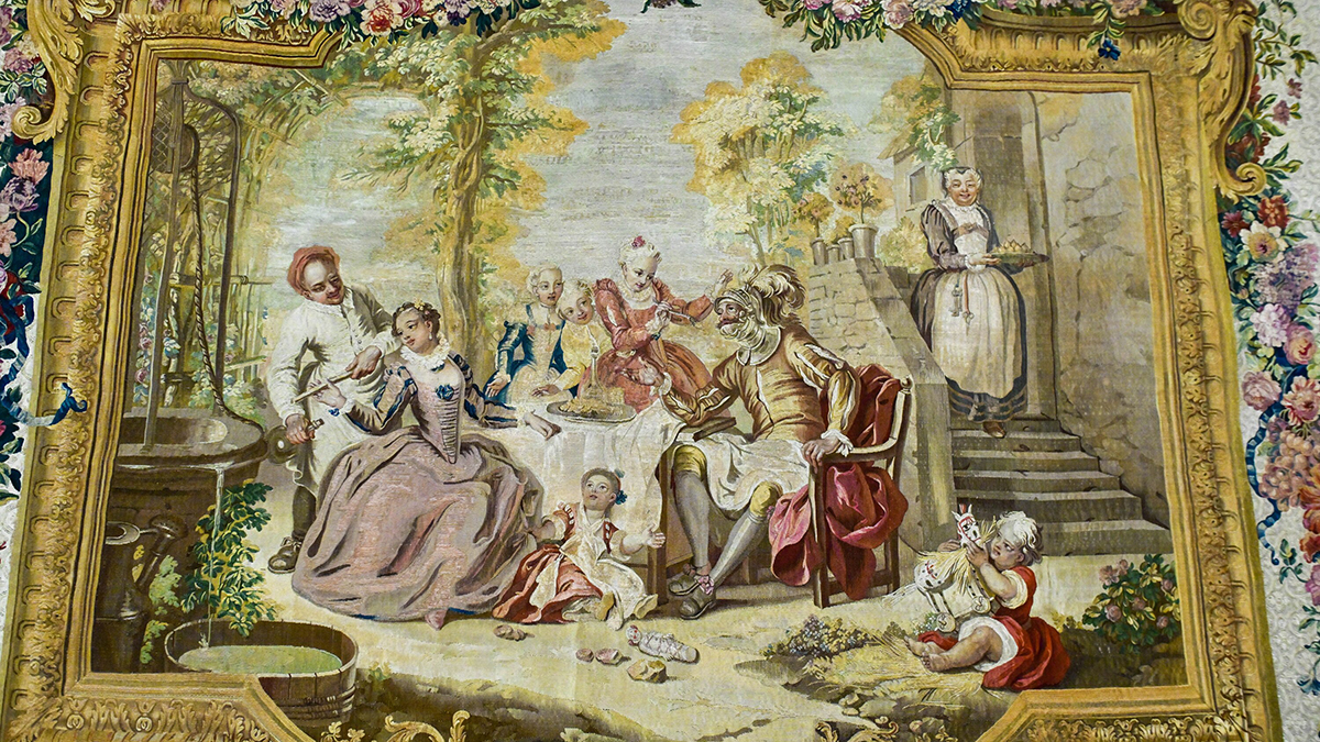 Гобелен «Дон Кихот с девицами постоялого двора» показали в Москве после реставрации