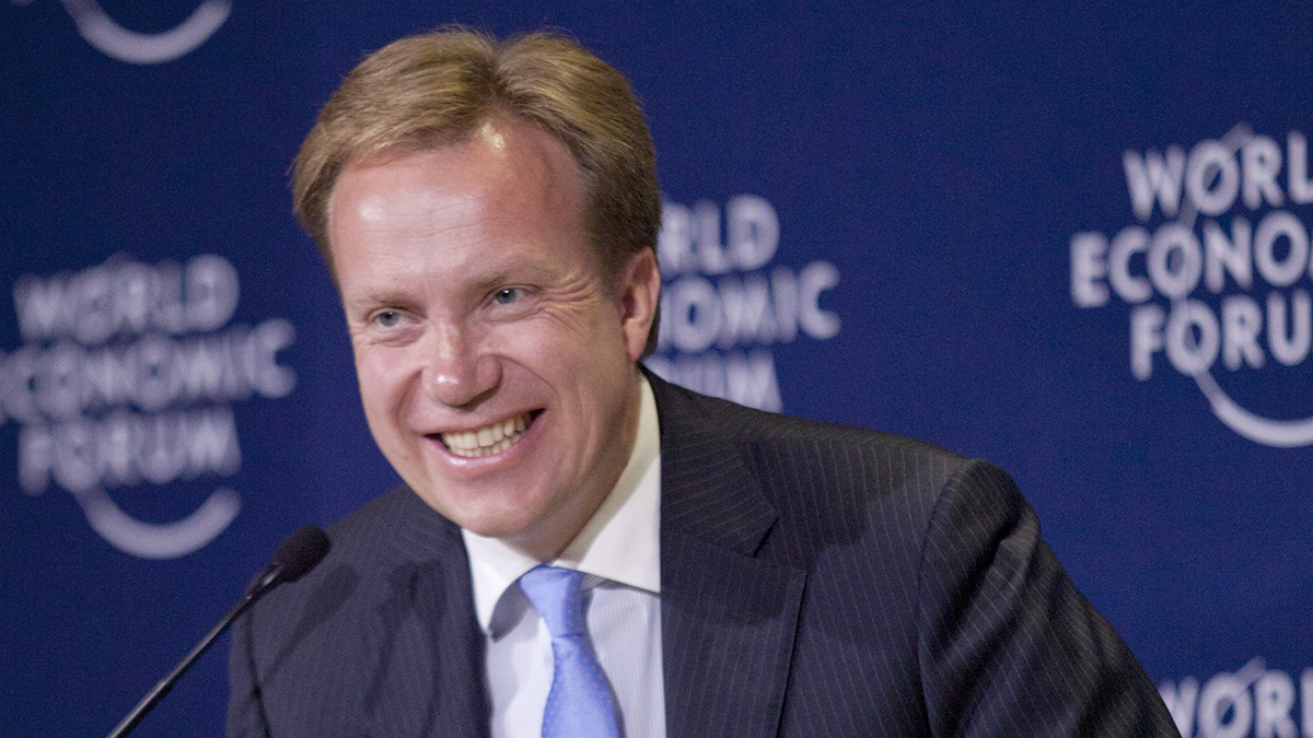 «Скучаю по вам, сэр»: президент ВЭФ Бренде ушел в отставку из-за связей с Эпштейном