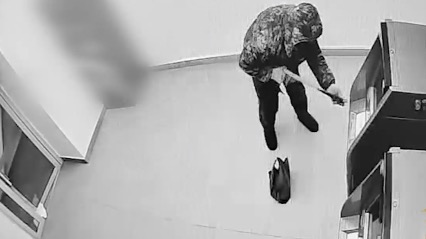 Житель Башкирии попытался взломать банкомат с 12 миллионами рублей гвоздодером