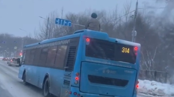 Зацепера наказали по закону за поездку на крыше автобуса в Москве