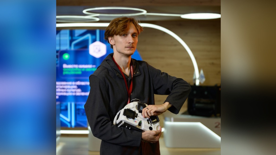 Специалист по биопечати Лаборатории биотехнологических исследований Максим Луговой держит в руках биопринтер — первое в мире устройство, работающее по принципу магнитной левитации. Точно такой же сейчас работает на МКС