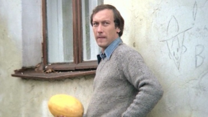 Кадр из фильма «Полеты во сне и наяву»: актер Олег Янковский в роли сотрудника архитектурного бюро Сергея Макарова