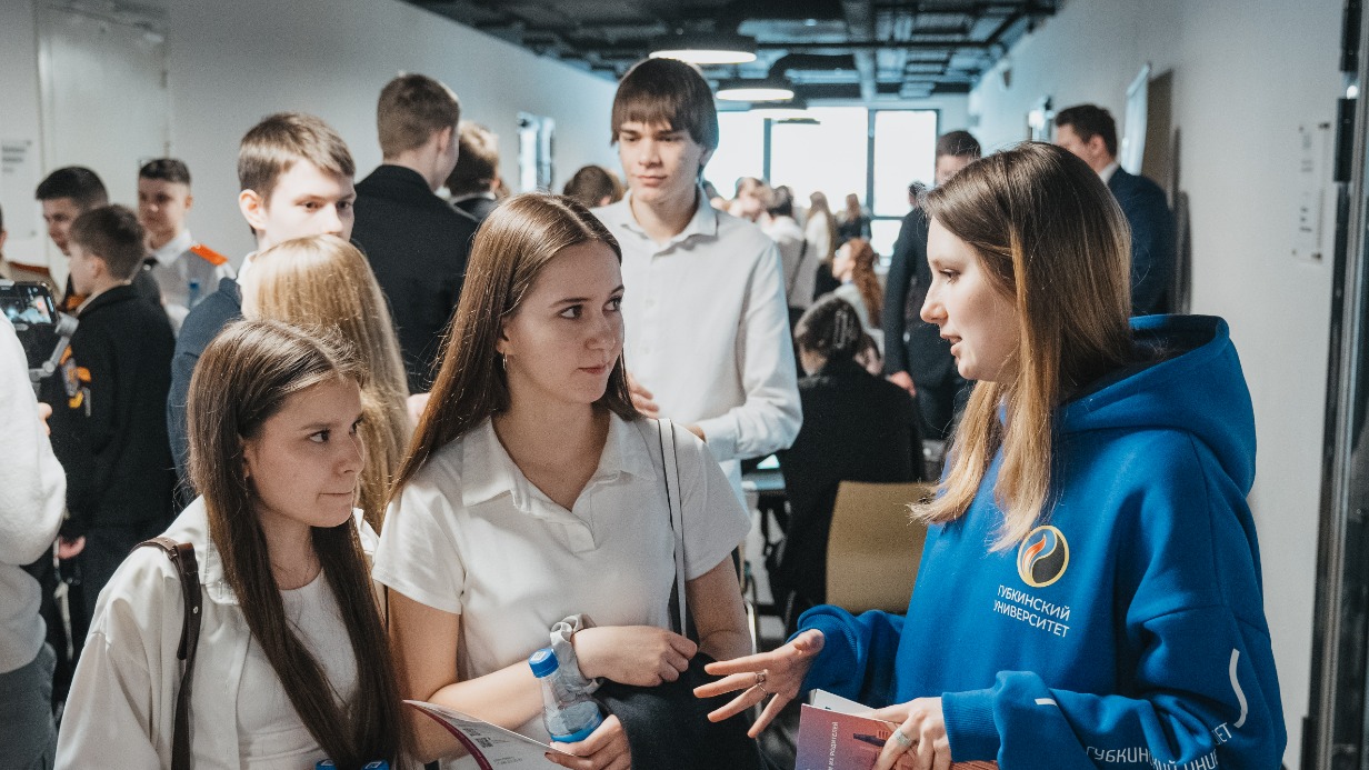 Представитель РГУ нефти и газа имени И. М. Губкина Мария Максимова на ярмарке вузов и колледжей-партнеров рассказывает школьницам о профессиях в нефтяной отрасли