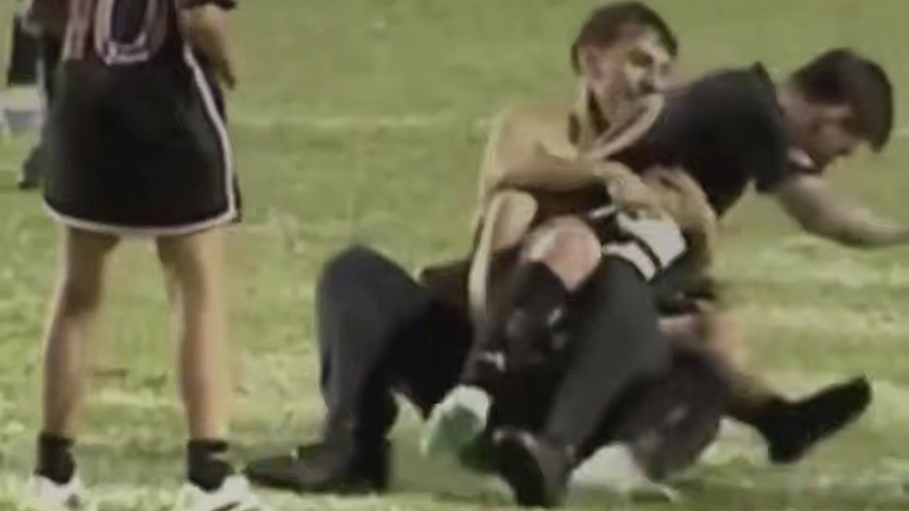 Болельщик повалил Месси на газон во время матча в Пуэрто-Рико