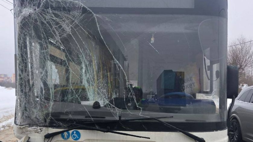 Три человека пострадали при столкновении автобуса с грузовиком в Подмосковье