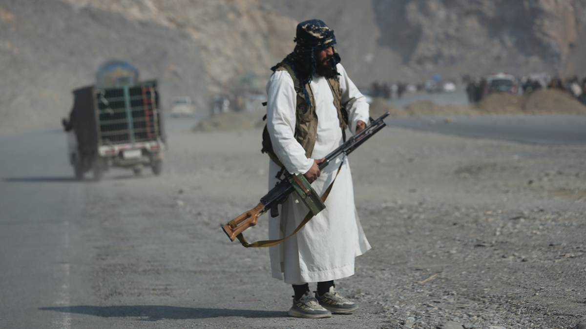 Боевик афганского движения «Талибан» на границе с Пакистаном