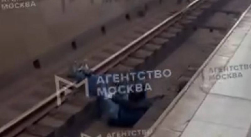 Мужчина упал на рельсы на станции метро «Краснопресненская»