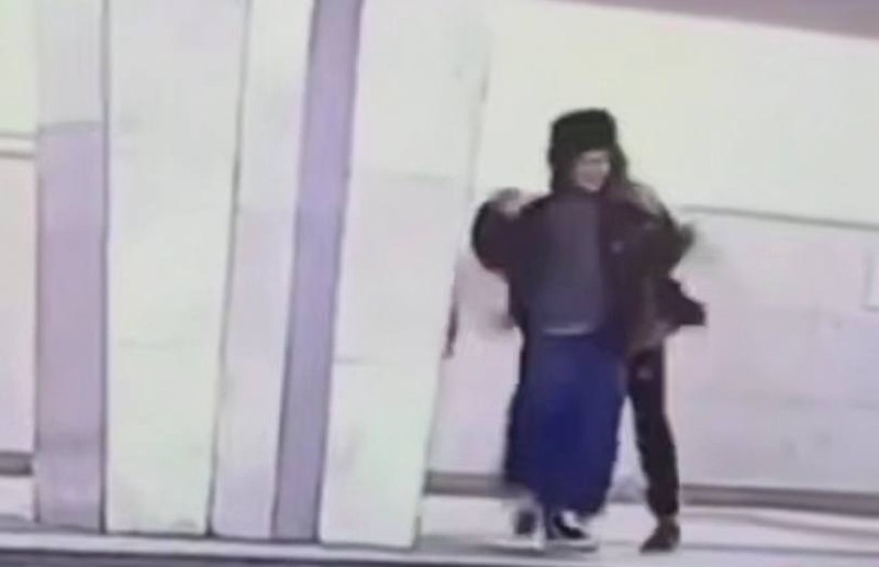 Двое мужчин избили пассажира на станции «Китай-город» и украли у него шапку