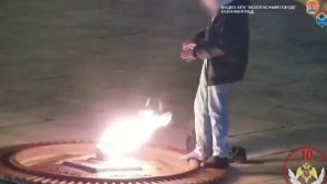 Грел ноги и пытался прикурить: мужчину задержали у Вечного огня в Калининграде
