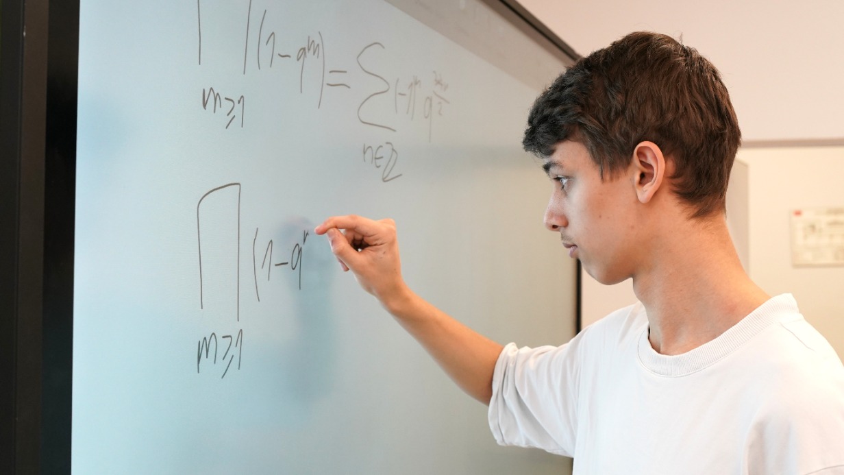 Столичные старшеклассники победили на престижном международном турнире по математике