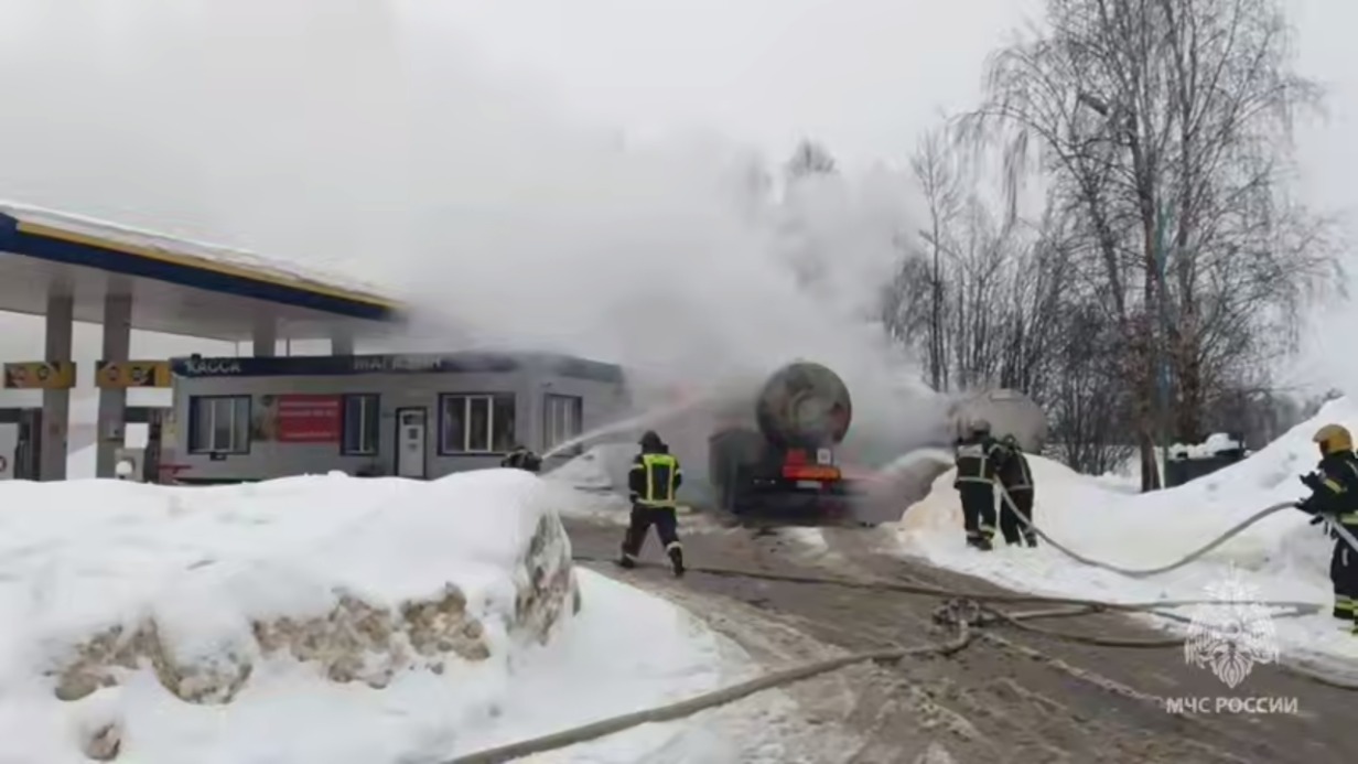 Два человека пострадали при пожаре на АЗС в Подмосковье