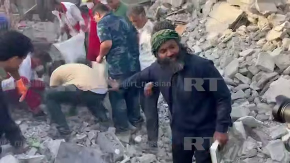 Тела детей продолжают доставать из-под завалов школы на юге Ирана