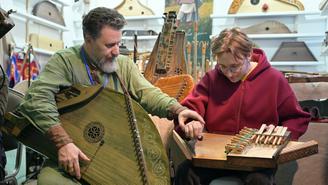 Миссия выполнима: где в Москве научиться играть на гуслях 