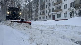 Москвичей попросили не оставлять машины вдоль дорог во время уборки снега