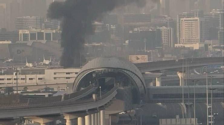 Пожар произошел в аэропорту Дубая после атаки беспилотника