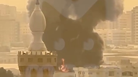 Обломки иранского дрона упали на ТЦ в Шардже, под завалами могут быть люди