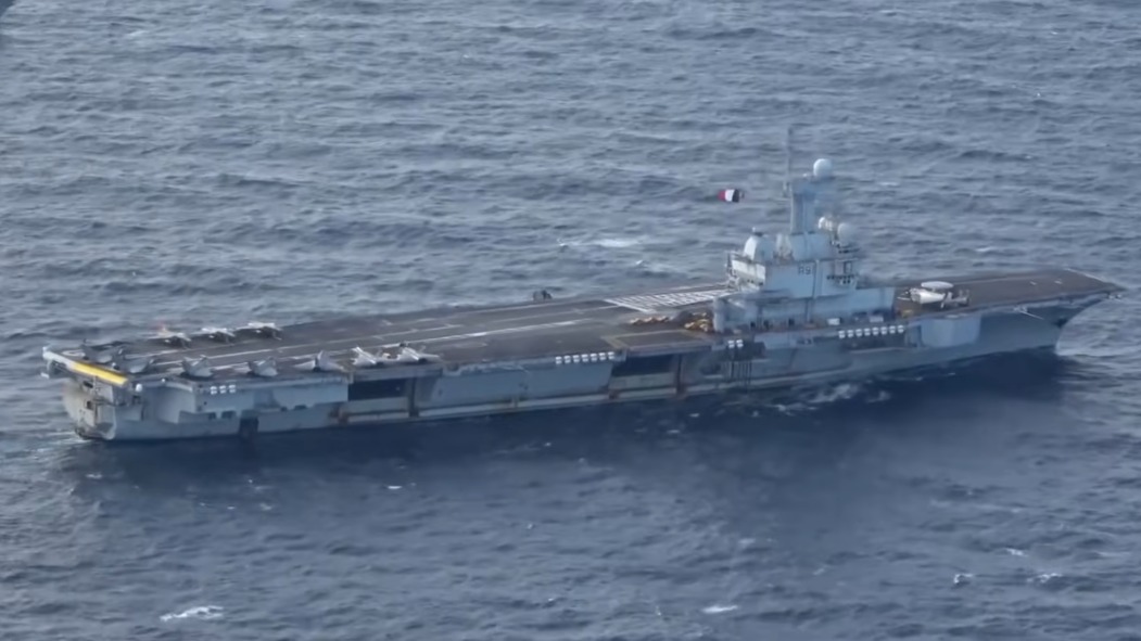 Франция направила авианосец «Шарль де Голль» с ударной группой в Средиземноморье