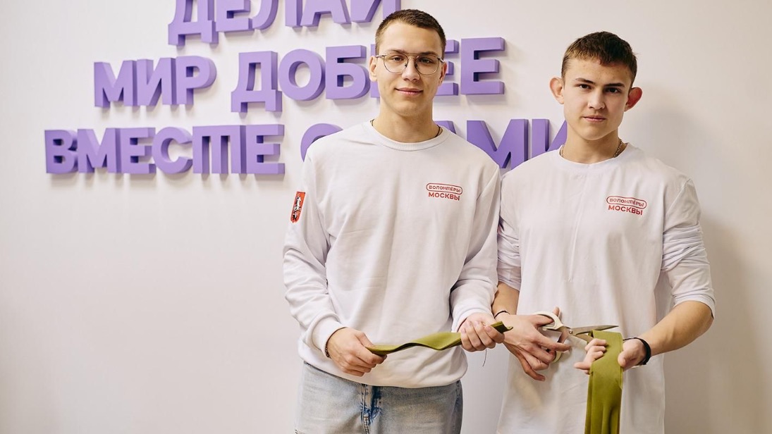 Москвичи делают маскировочные сети для бойцов СВО на мастер-классах