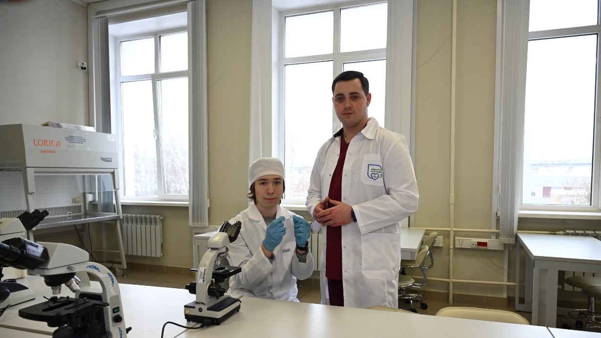 Преподаватель профессиональных модулей медицинского колледжа № 1 Дмитрий Белобородов вместе со студентом 2-го курса по специальности «лабораторная диагностика» Иваном Жовтяком, для которого он стал наставником