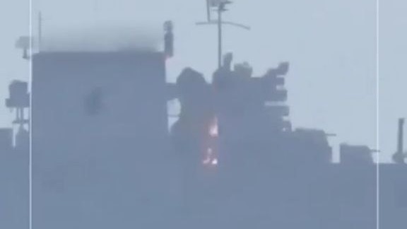 Появилось видео, на котором иранская ракета якобы поражает корабль армии США