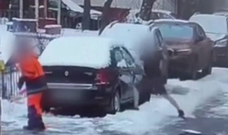 Мужчина в шортах и футболке разгромил машину в Москве