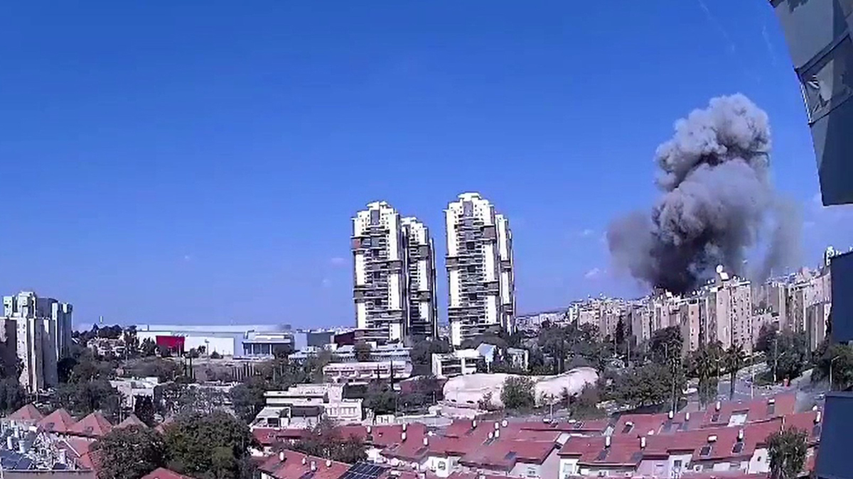 Иранская ракета упала в израильском городе Беэр-Шева, 10 человек пострадали