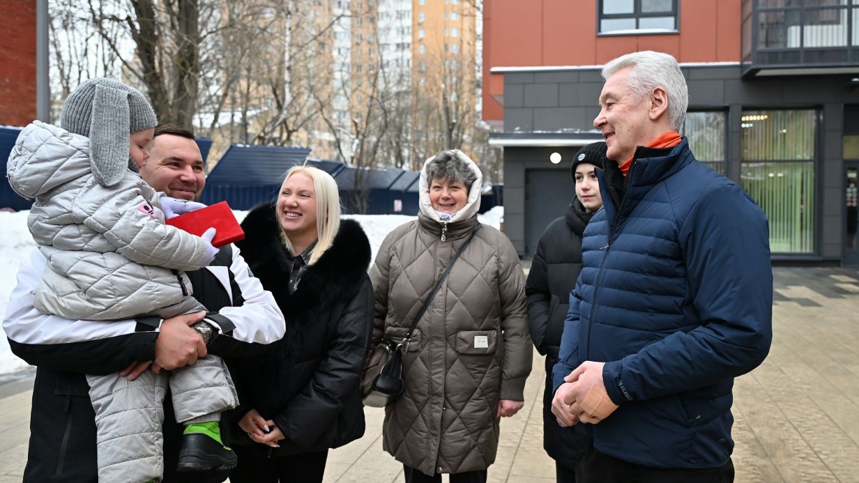 Мэр Москвы Сергей Собянин вручил ключи семье Киселевых от квартиры в доме, построенном по программе реновации на улице Говорова